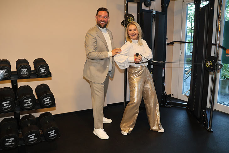 Eva Gr&uuml;nbauer mit Maisha's Gesch&auml;ftsf&uuml;hrer Florian V&ouml;lkl am Opening Abend im Maisha&rsquo;s Human Arts (&copy;Foto:Martin Schmitz)